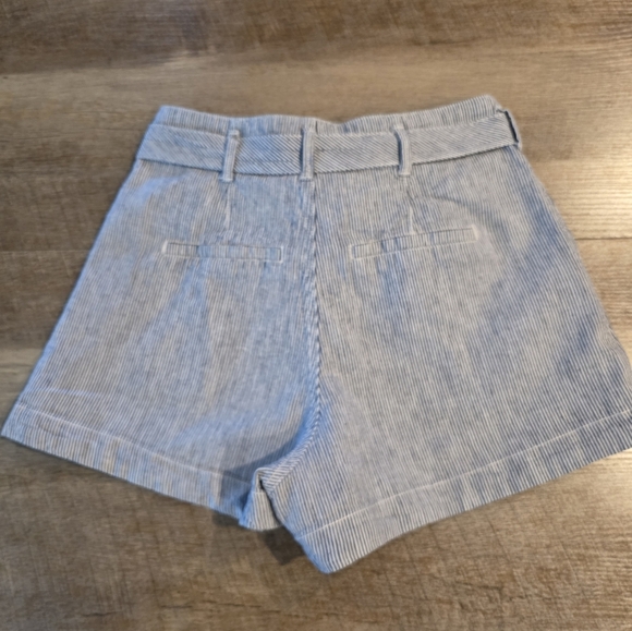 Abercrombie & Fitch -  White & Blue Striped Belted Linen Blend Shorts. Size XS - Picture 4 of 5